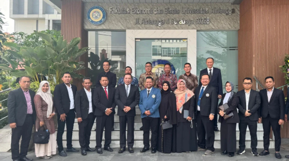 Bupati Sampang Hadiri Ujian Doktor Syaifullah Asyik Dirut BPR Syariah Sampang di Unair